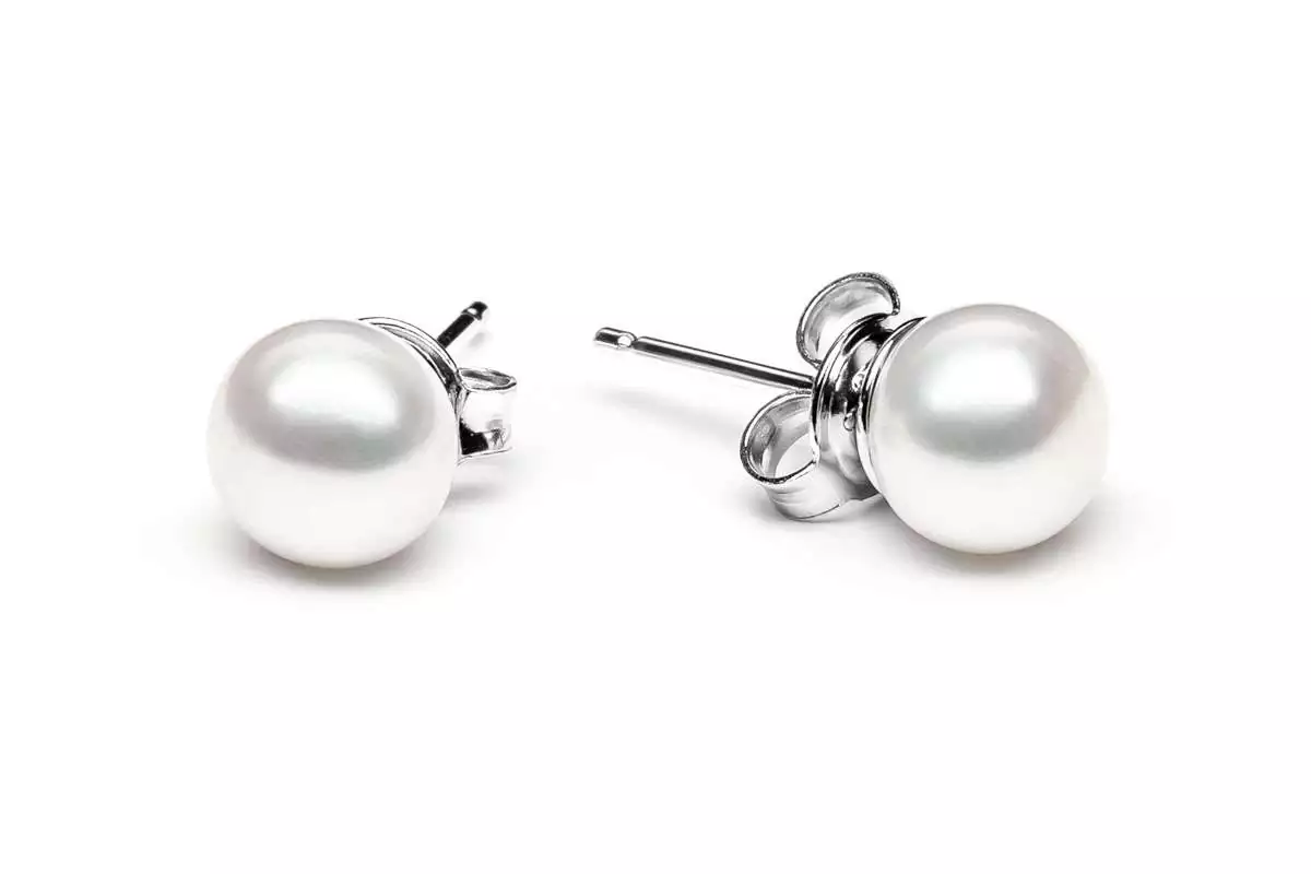 Klassischer Perlenohrstecker weiß rund 6.5-7 mm, Sicherheitsverschluss 925er Silber, Gaura Pearls, Estland
